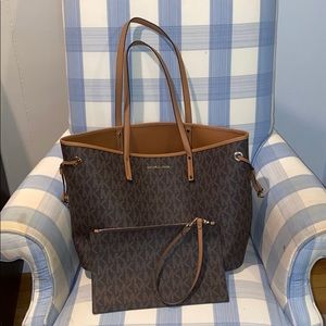 NWOT Michael Kors Jetset Tote Set, comes w pouch